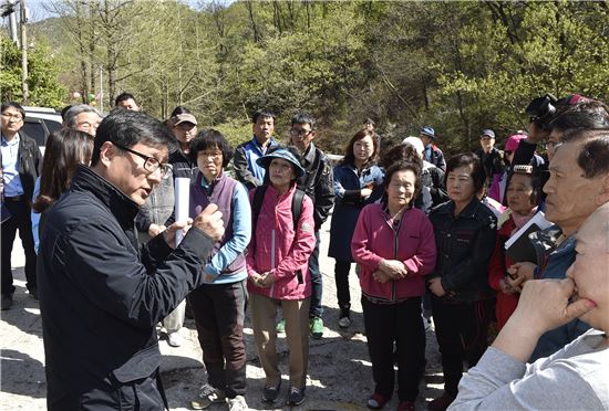 김성환 노원구청장이 진접선 주민설명회에서 주민들과 대화를 나누고 있다.
