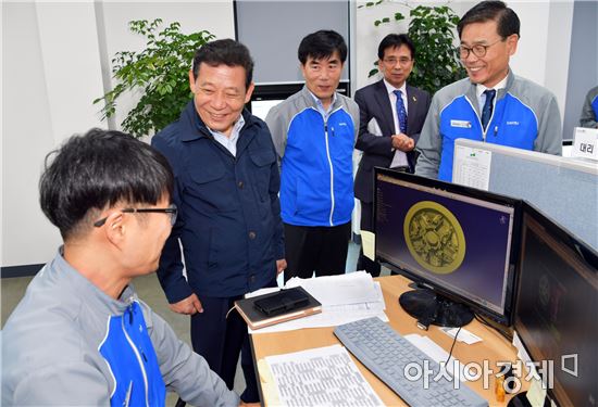 윤장현 광주광역시장이 19일 오전 광주시와 투자협약을 체결한 광산구 진곡산단 내 위치한 (주)대유중공업(대표 김봉성)을 방문해 애로사항을 듣고 직원을 격려하고 있다./광주광역시 제공