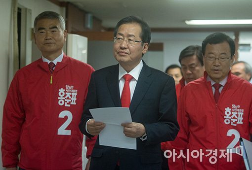 [포토]회견장 들어서는 홍준표 후보