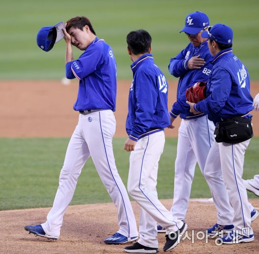 [포토]강습 타구 맞고 교체되는 삼성 선발 우규민