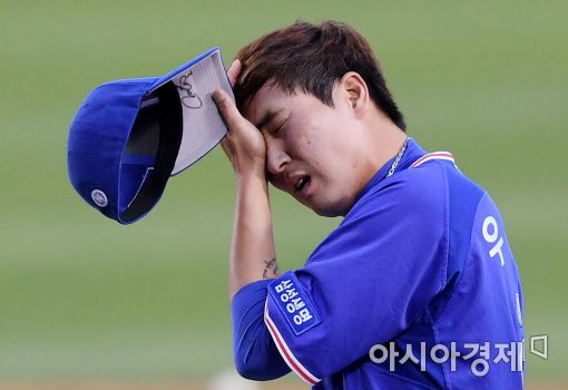 [포토]강습 타구 맞고 교체되는 삼성 선발 우규민