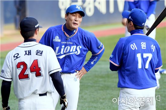 [포토]이승엽 '(이)원석아, 너 왜 거기 서 있어?'