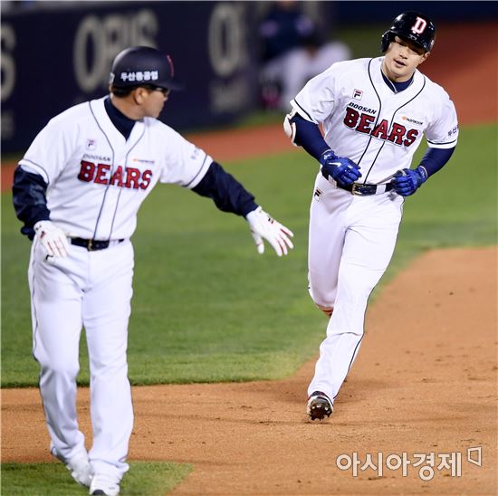 [포토]김재환, '김대우 상대로 시즌 2호 홈런'