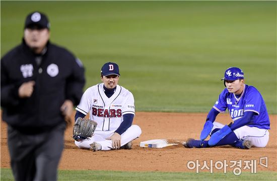 [포토]비디오 판독 기다리는 오재원-박해민