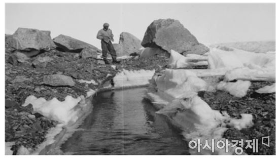 1912년 영국 스콧팀 남극 탐사 당시 난센 빙붕 위 물줄기 모습(사진:해양수산부)