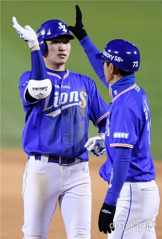 [포토]박해민, '동점 적시타 하이파이브'