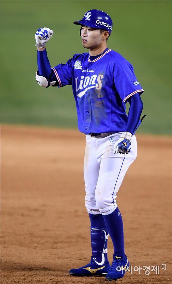 [포토]박해민, '동점타 치고 주먹 불끈'