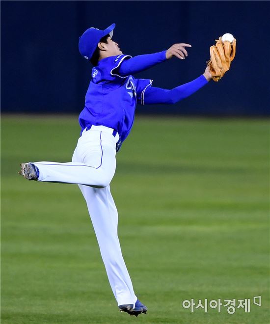 [포토]강한울, '글러브 끝에 겨우 걸렸어'