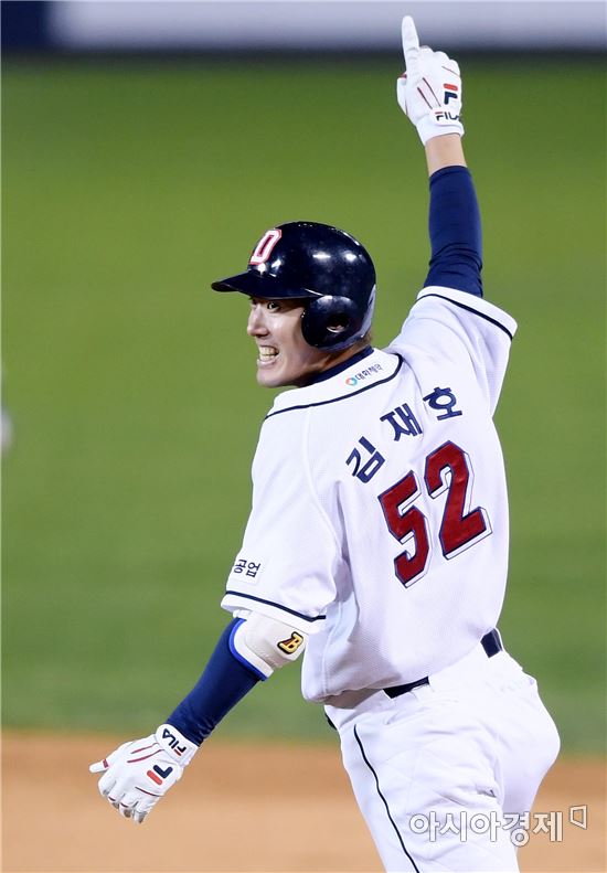[포토]김재호, '짜릿한 끝내기 안타'