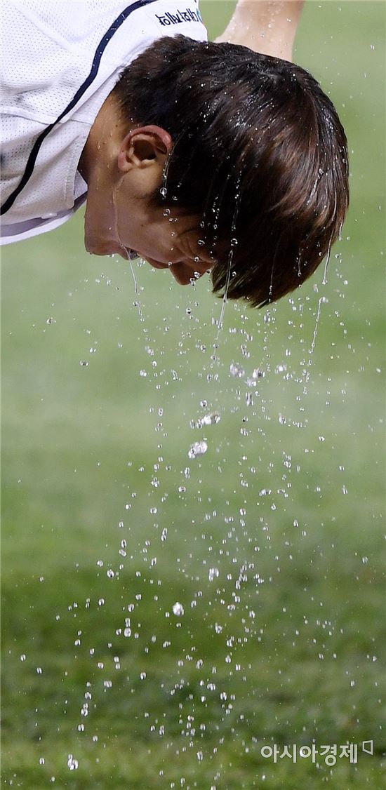 [포토]김재호, '짜릿한 물세례'