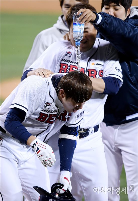 [포토]김재호, '짜릿한 끝내기 물세례'