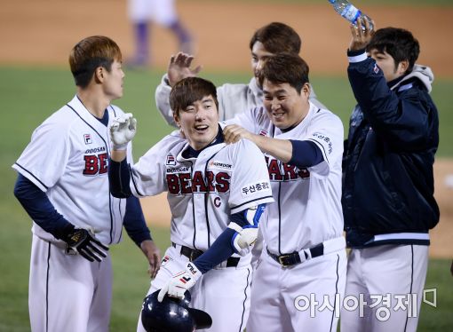 [포토]김재호, '동료들과 함께하는 끝내기 기쁨'