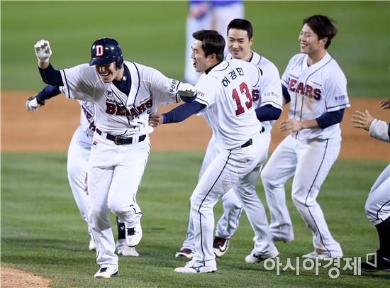 [포토]두산 김재호의 끝내기 안타