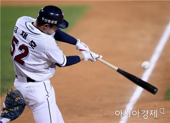 [포토]끝내기 안타치는 김재호