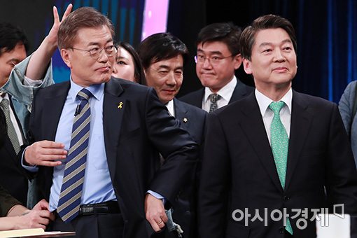 [포토]토론회 준비하는 문재인·안철수