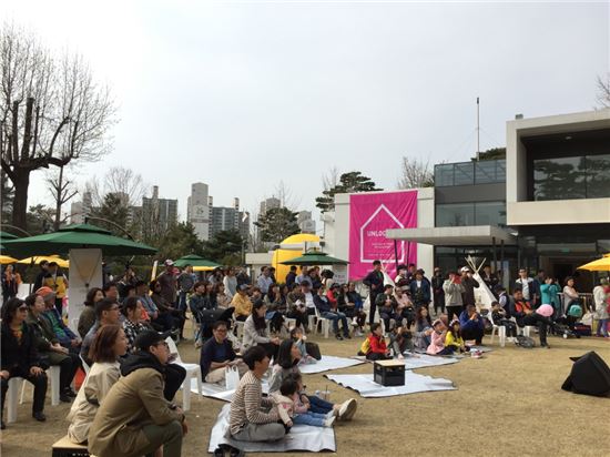 4월초 벚꽃축제 때 경기도 '굿모닝하우스'를 찾은 시민들이 즐거운 시간을 보내고 있다. 