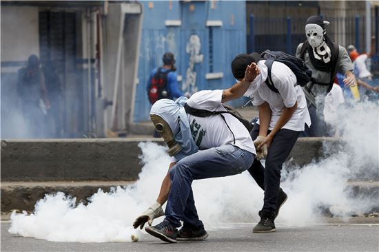 [포토]'대통령 퇴진' 최루탄·화염병 투척하는 시위대