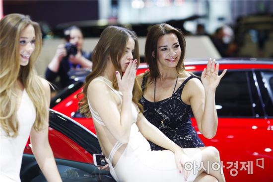 3월 19일부터 19일까지 열린 제네사모터쇼에서 모델들이 포즈를 취하고 있다.