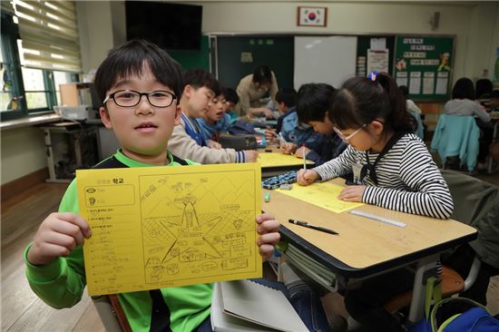 서울 문래초등학교(교장 주영랑) 5학년4반 아이들이 창의교육전문가, 공간디자인 전문가들과 함께하는 '움직이는 창의클래스'에 참여하고 있다. 