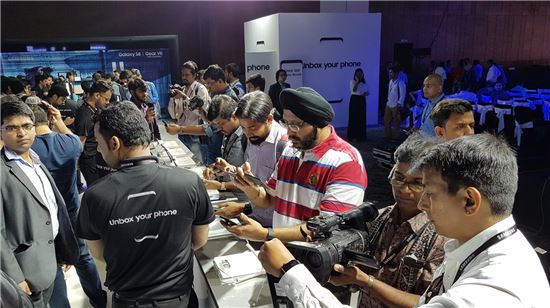 지난 19일(현지시간) 인도 뉴델리에서 진행된 '갤럭시 S8'·'갤럭시 S8+' 미디어 행사에서 제품을 체험하는 모습. '갤럭시 S8'·'갤럭시 S8+'를 정식 소개했다. '갤럭시 S8'·'갤럭시 S8+'는 인도에서 이달 19일부터 사전 예약 판매가 진행되며, 5월 5일 출시될 예정이다.