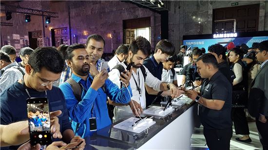 지난 19일(현지시간) 인도 뉴델리에서 진행된 '갤럭시 S8'·'갤럭시 S8+' 미디어 행사에서 제품을 체험하는 모습. '갤럭시 S8'·'갤럭시 S8+'를 정식 소개했다. '갤럭시 S8'·'갤럭시 S8+'는 인도에서 이달 19일부터 사전 예약 판매가 진행되며, 5월 5일 출시될 예정이다.
