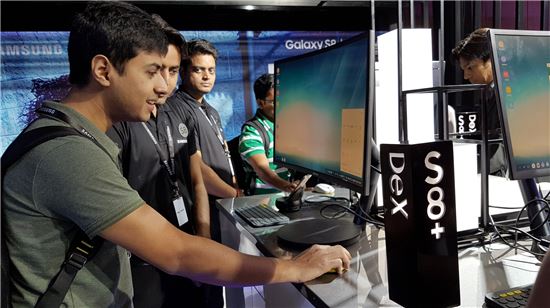 지난 19일(현지시간) 인도 뉴델리에서 진행된 '갤럭시 S8'·'갤럭시 S8+' 미디어 행사에서 '갤럭시 S8'·'갤럭시 S8+'를 마치 데스크탑 PC와 같은 환경으로 사용할 수 있는 '삼성 덱스(Samsung DeX)'를 체험하는 모습.