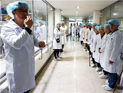 매일유업, 성남시 농아인 초청 공장견학 '봄 나들이' 