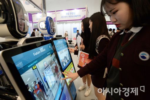 [文정부 코드 맞추기]"일자리 창출은 사회적 책임"…채용 늘리는 기업들