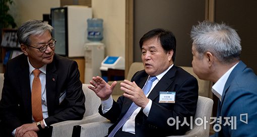 20일 아시아경제 주최로 서울 여의도 중소기업중앙회에서 열린 '2017 글로벌 자산배분포럼'에 참석한 이진복 국회 정무위원회 위원장(가운데)과 황영기 한국금융투자협회장(왼쪽), 강방천 에셋플러스자산운용 회장이 금융투자 업계 현안에 대한 의견을 나누고 있다. 