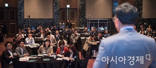 [포토]진지한 '2017 글로벌 자산배분포럼'