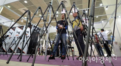 [포토]'삼각대는 펼쳐 놓고'