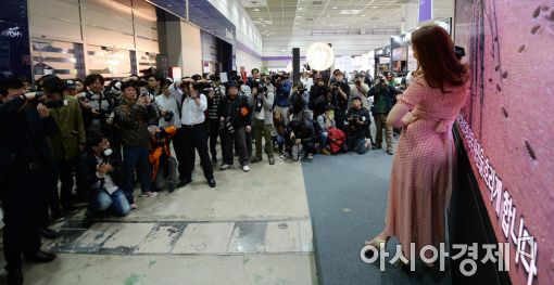 [포토]모델 찍는 관람객들