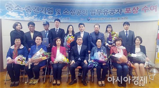 광주전남지방중기청, 전통시장 상인회장 아내에게 감사장 수여