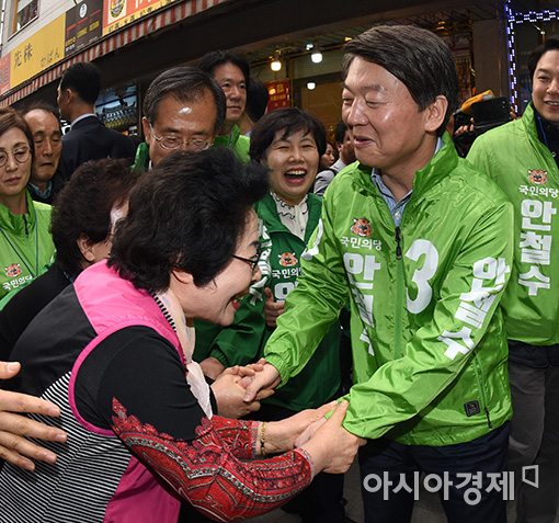 [포토]시장 상인들 만나는 안철수 후보