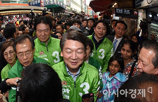 [포토]당원들에게 둘러쌓인 안철수 후보