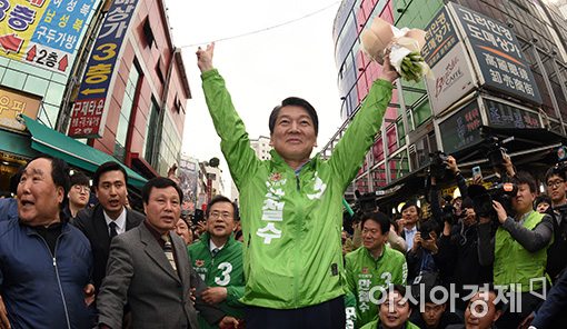 [포토]남대문시장 찾은 안철수 후보