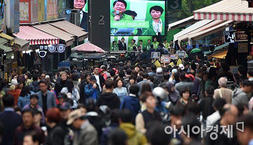 [포토]남대문시장 찾은 안철수 후보