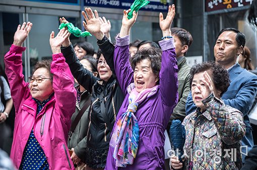 [포토]환호하는 어르신 유권자