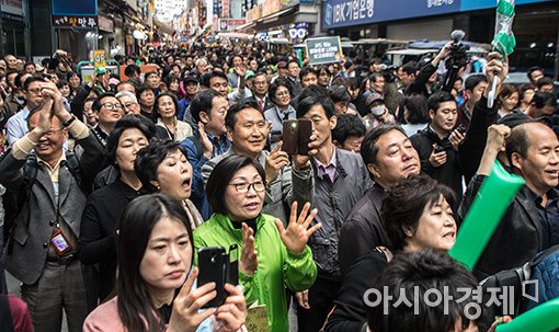 [포토]지지연설 듣는 유권자들