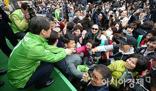 [포토]지지자들과 손잡는 안철수 후보