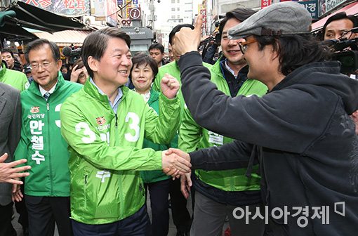 [포토]시민들과 악수 나누는 안철수 후보