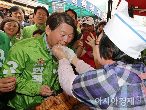 [포토]도넛츠 먹는 안철수