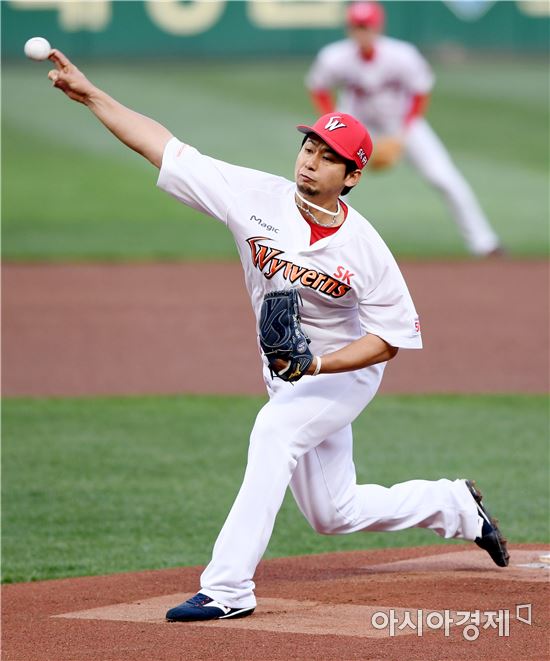 [포토]역투하는 SK 선발 윤희상