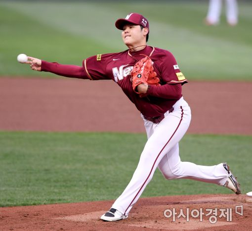 [포토]역투하는 넥센 선발 한현희