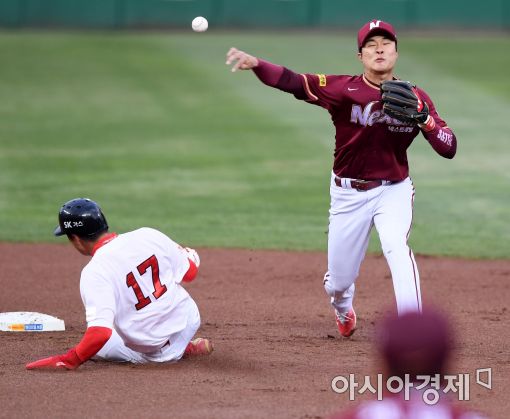 [포토]김하성, '완벽한 병살 찬스'