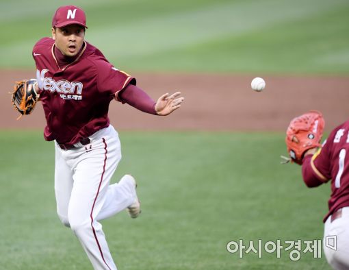 [포토]채태인, '아쉬운 수비 실책'