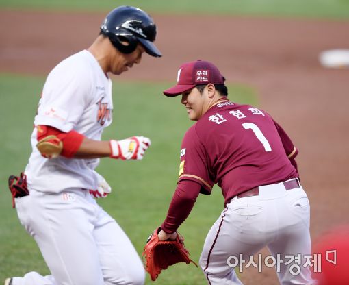 [포토]채태인, '아쉬운 수비 실책'