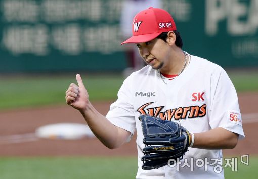 [포토]윤희상, '이홍구 포수 향해 엄지 척'