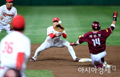 [포토]박승욱, '완벽한 아웃 타이밍'