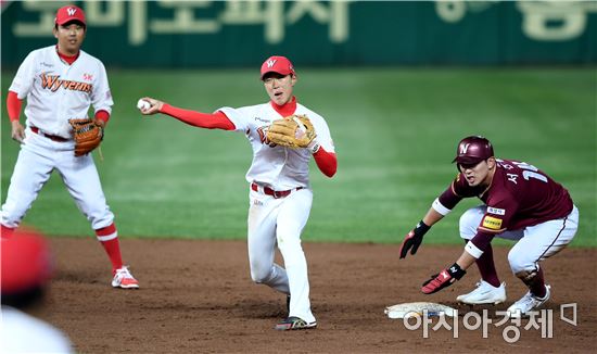 [포토]박승욱, '내친김에 병살까지?'